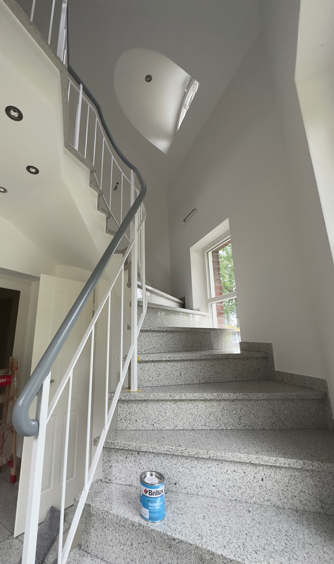 Treppenhaus renoviert — Wand- und Deckenanstrich, Bocholt